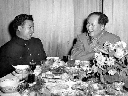 西哈努克来访 上百只鸡做的汤连倒两回