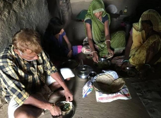 围观:这里的女人只能吃丈夫的剩饭