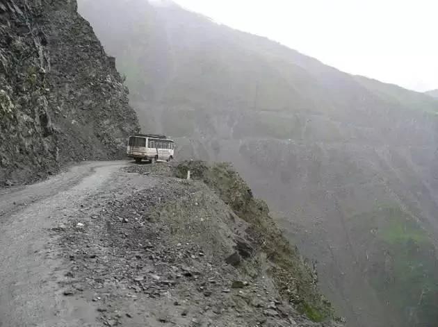令人胆颤心惊看着也脚软的道路