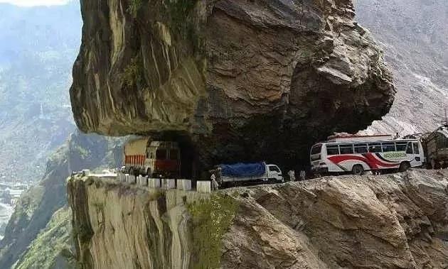 令人胆颤心惊看着也脚软的道路