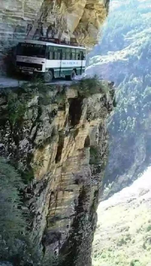 令人胆颤心惊看着也脚软的道路