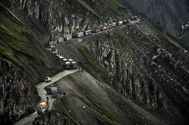令人胆颤心惊看着也脚软的道路