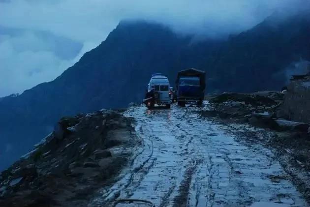 令人胆颤心惊看着也脚软的道路