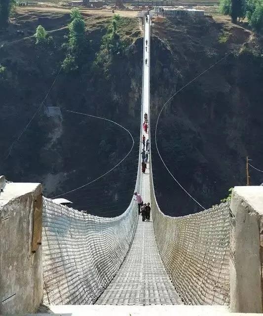 令人胆颤心惊看着也脚软的道路