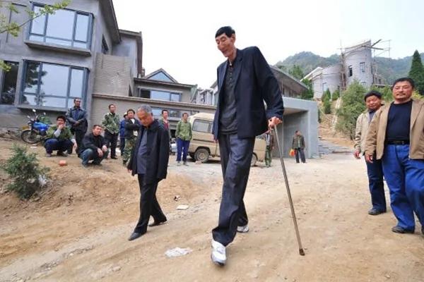 中国第一巨人是成吉思汗后代 妻子比他小28岁