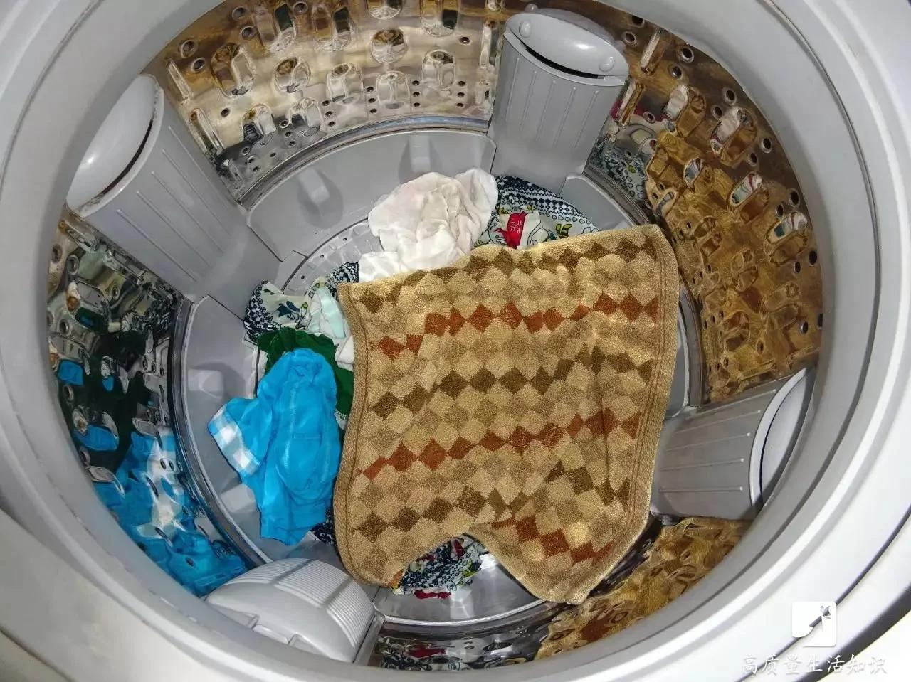 神奇!几秒钟拧干衣服 比洗衣机甩干还快