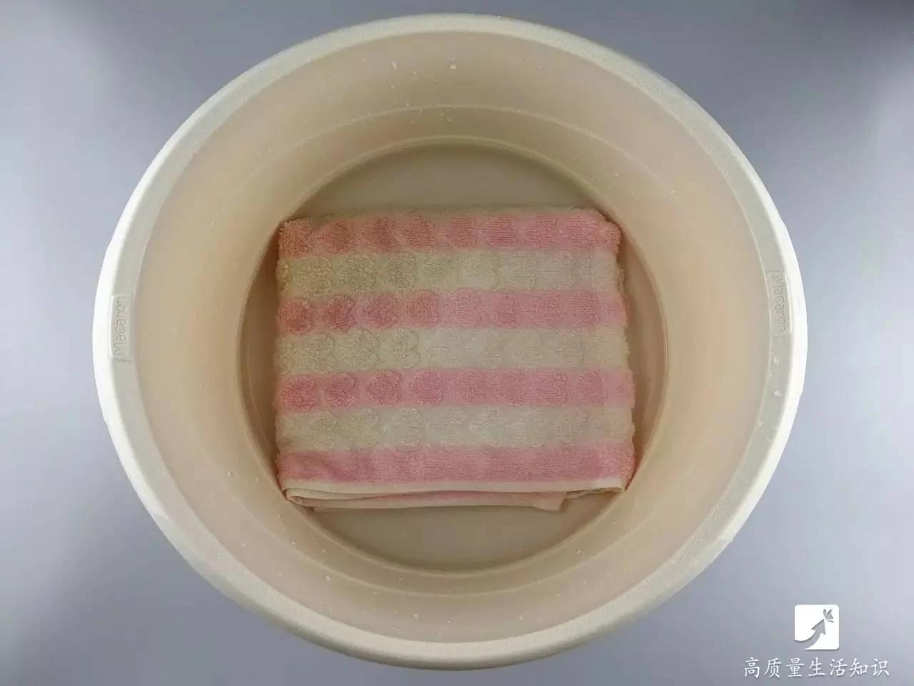 神奇!几秒钟拧干衣服 比洗衣机甩干还快