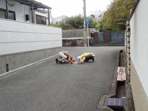 小喵受困超深水沟 爸爸用自制保特瓶钓小喵…让人暖哭!