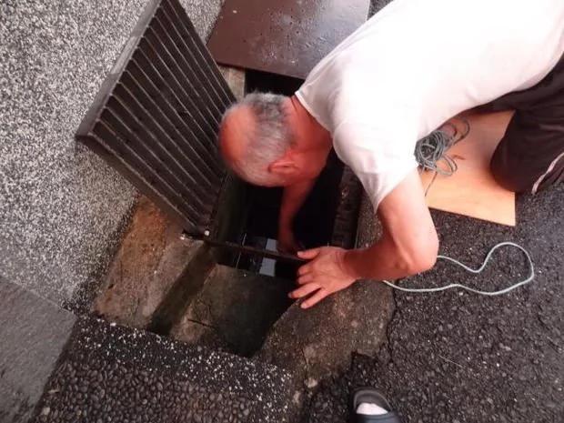 小喵受困超深水沟 爸爸用自制保特瓶钓小喵…让人暖哭!