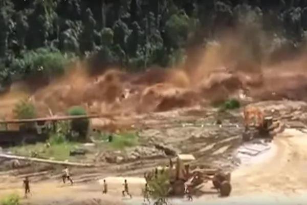 人能往哪儿逃!老挝水坝溃堤 洪水瞬间掩没工地