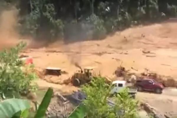 人能往哪儿逃!老挝水坝溃堤 洪水瞬间掩没工地