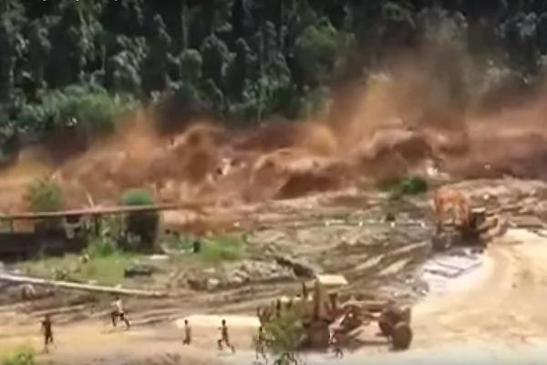 人能往哪儿逃!老挝水坝溃堤 洪水瞬间掩没工地