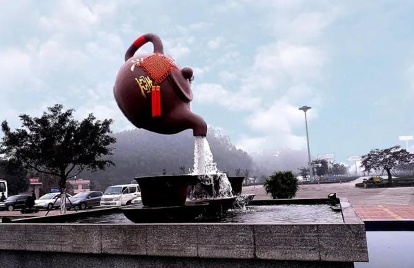 他纳闷“倒水茶壶”为什么能飘浮在空中 没想到这么简单