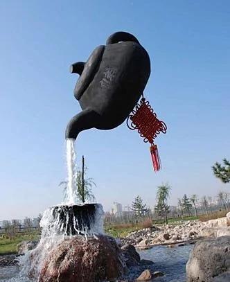 他纳闷“倒水茶壶”为什么能飘浮在空中 没想到这么简单