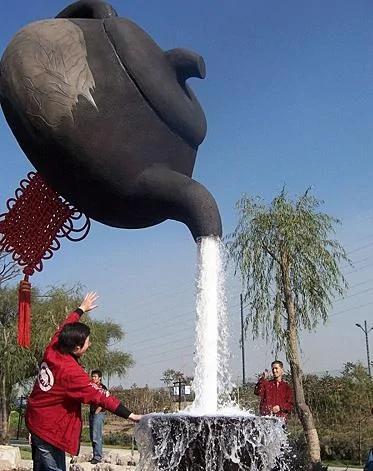 他纳闷“倒水茶壶”为什么能飘浮在空中 没想到这么简单