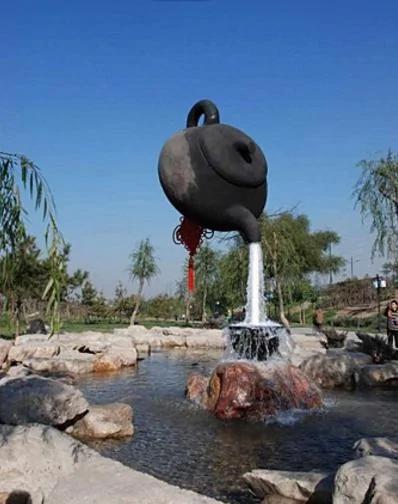 他纳闷“倒水茶壶”为什么能飘浮在空中 没想到这么简单