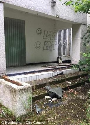 夫妻中大奖成亿万富翁 花千万买豪宅不住变废墟