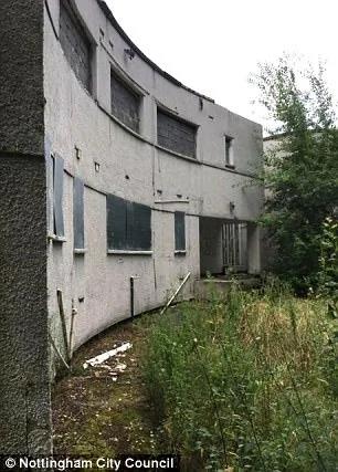 夫妻中大奖成亿万富翁 花千万买豪宅不住变废墟