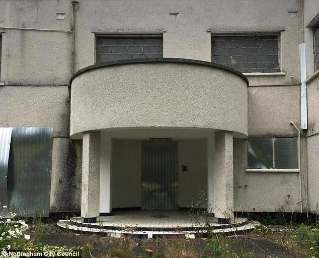 夫妻中大奖成亿万富翁 花千万买豪宅不住变废墟