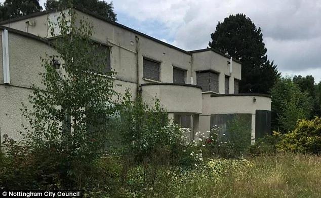 夫妻中大奖成亿万富翁 花千万买豪宅不住变废墟