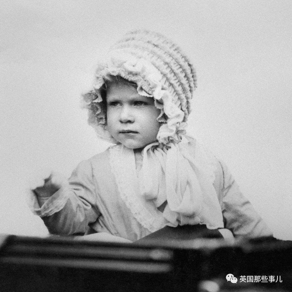英女王小时候居然玩这样的娃娃 真的不会做噩梦嘛