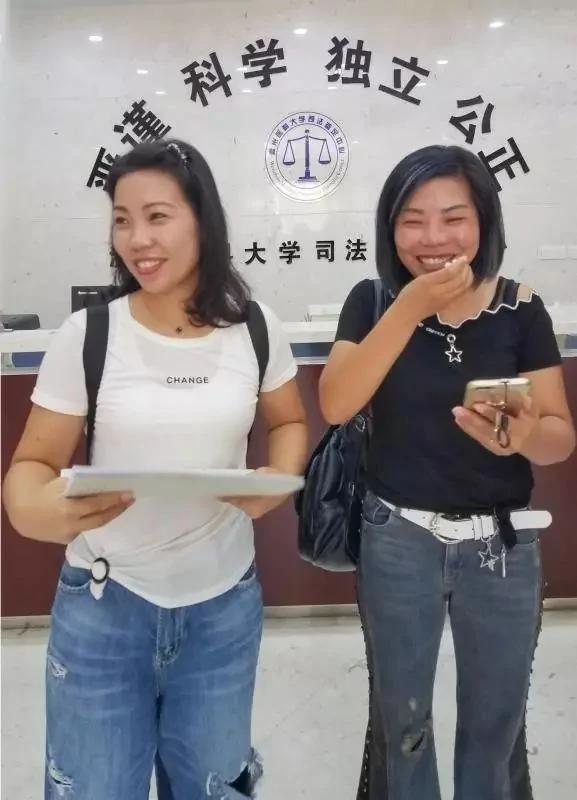 两女子朋友圈晒照问“像不像” 不料竟真是亲姐妹