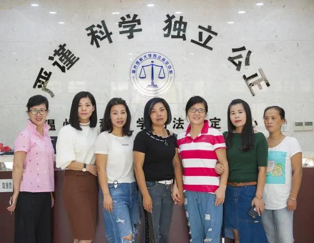 两女子朋友圈晒照问“像不像” 不料竟真是亲姐妹