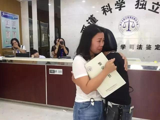 两女子朋友圈晒照问“像不像” 不料竟真是亲姐妹