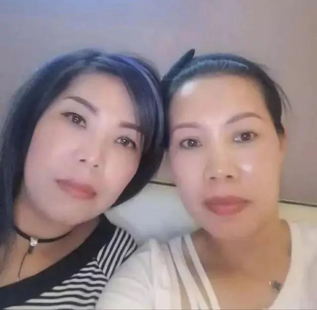 两女子朋友圈晒照问“像不像” 不料竟真是亲姐妹