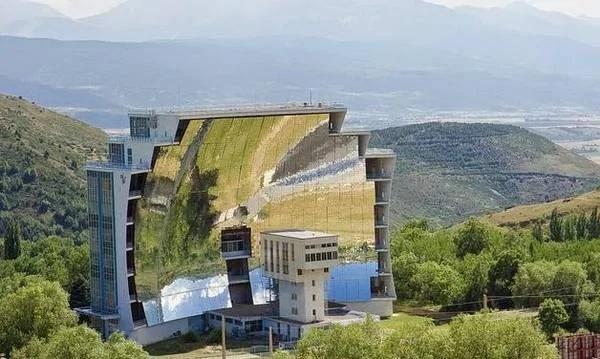 世界最大太阳炉:千面镜子组成 几秒内升温3500度