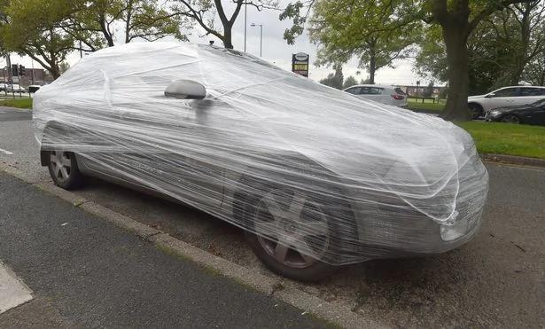 陌生人乱停车 愤怒房主给他车缠满保鲜膜
