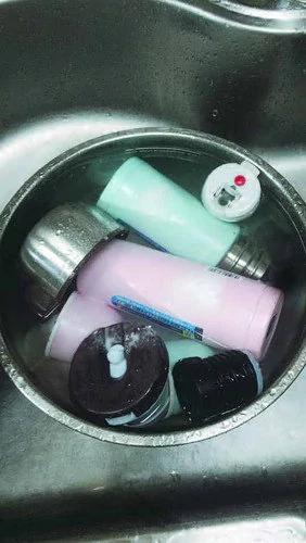 用家里都有的法宝 30秒让保温瓶里外都干净