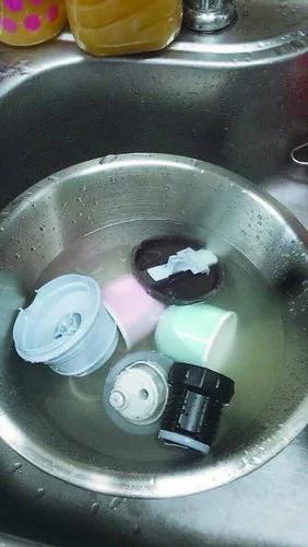用家里都有的法宝 30秒让保温瓶里外都干净