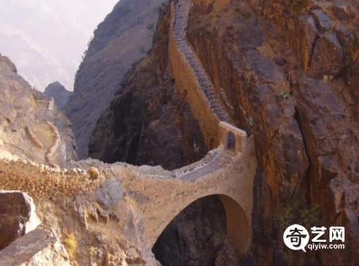 神秘桥连接2座大山 建造之谜四百年未解