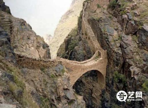 神秘桥连接2座大山 建造之谜四百年未解