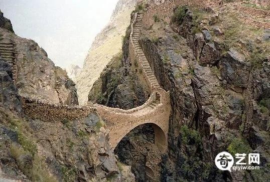 神秘桥连接2座大山 建造之谜四百年未解
