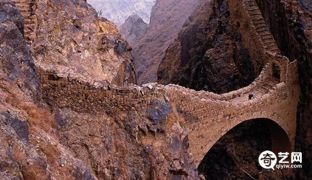 神秘桥连接2座大山 建造之谜四百年未解