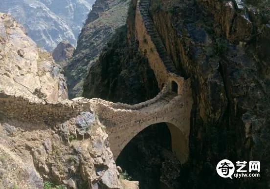 神秘桥连接2座大山 建造之谜四百年未解