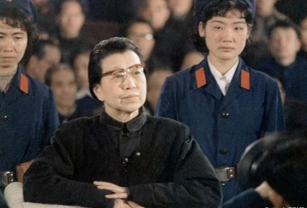 【老照片】没想到!当年中共党代会决议案竟然有这么香艳的封皮