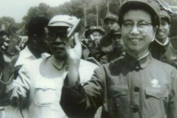 【老照片】没想到!当年中共党代会决议案竟然有这么香艳的封皮