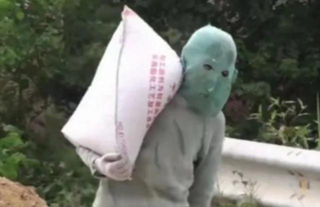 “蒙面”女孩20年不肯摘下面具 原因令人震惊!