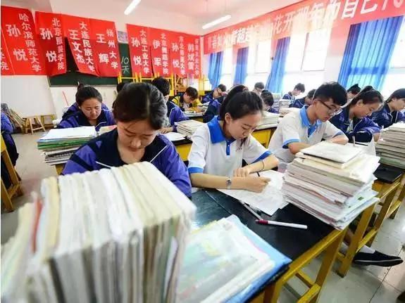 女孩3年天天穿一样衣服上班 竟因此成了网红