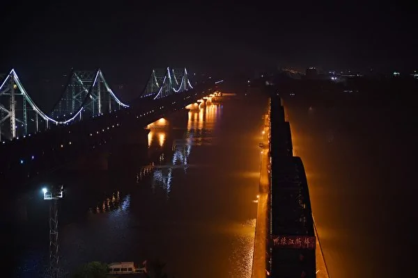朝鮮半島三國志的終極癥結，圍繞着結束共產主義的最終戰鬥。圖為中朝邊境上遼寧丹東的鴨綠江斷橋（右）和中朝友誼大橋。斷橋是第一次韓戰的遺蹟，河對面是朝鮮的新義州市。（Getty Images）