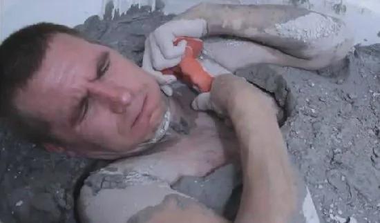 男子作死用水泥泡澡 半小时悲剧发生