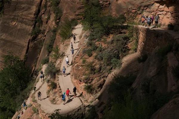 美景当前却人山人海?不只中国有这烦恼