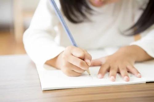 小学生作业写错字 订正结果笑翻网友