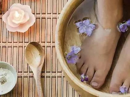 秋凉泡脚加入5种“料” 暖身祛病胜补药!5个禁忌别碰