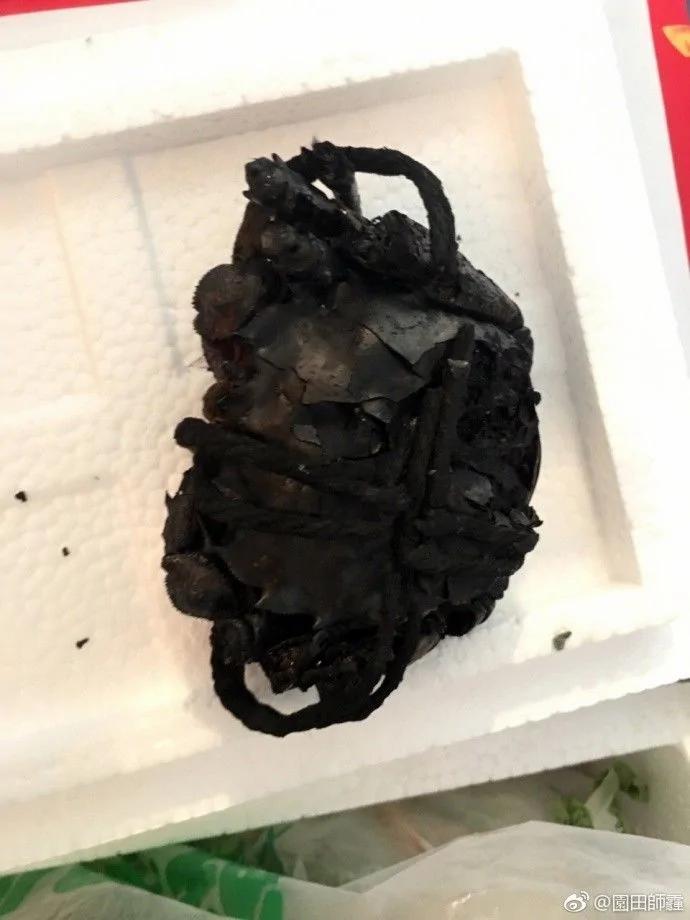 博主晒出母亲烧黑大闸蟹图片 网友纷纷晒出同款