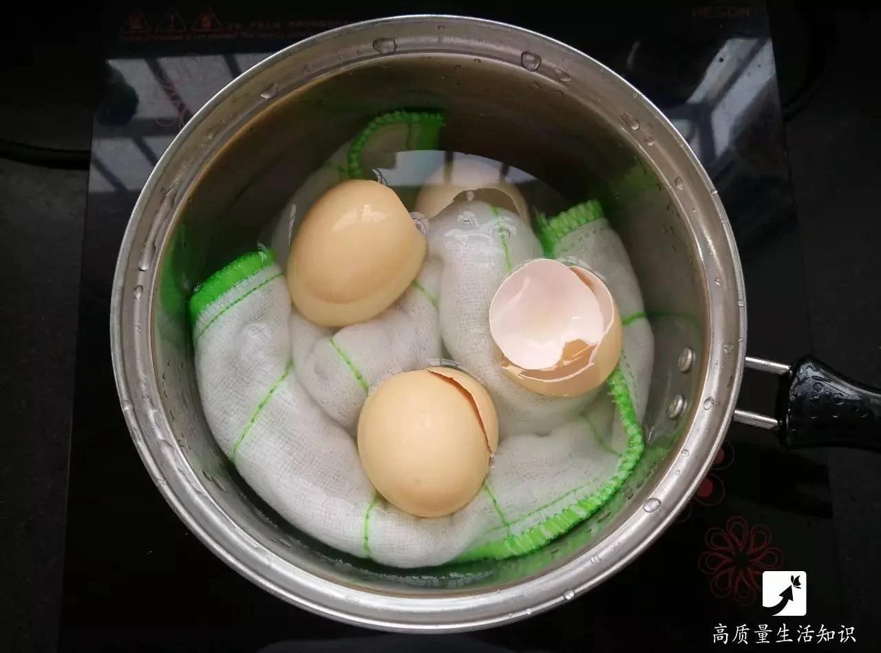 抹布再臟也別怕!放這玩意里泡一泡 不用手洗就變得乾淨潔白