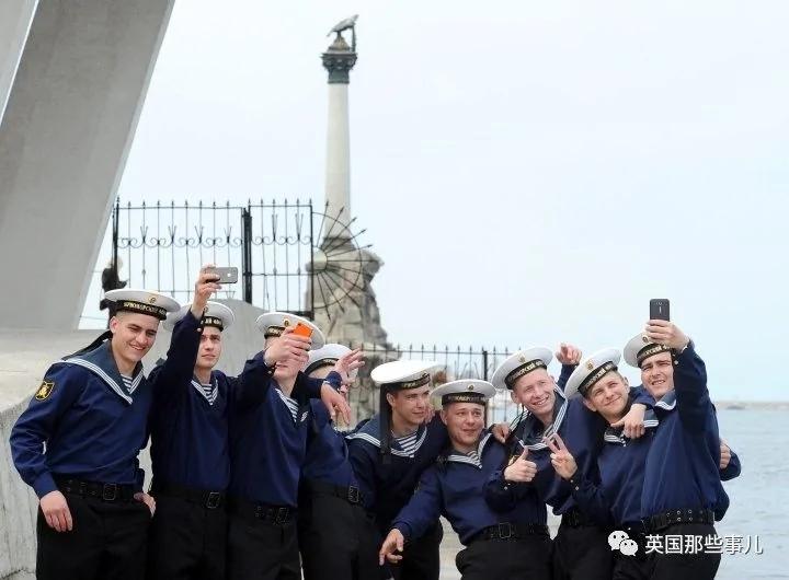 最怕不过猪队友!俄罗斯大兵边打仗变自拍当网红